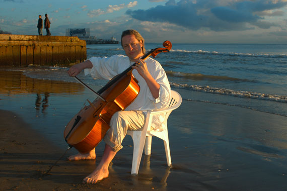 Cellospiel am Strand